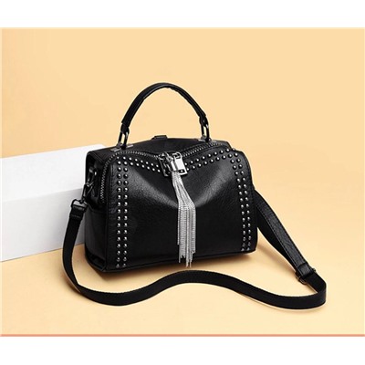 Женская сумка-рюкзак ЭКО кожа с клепками черный